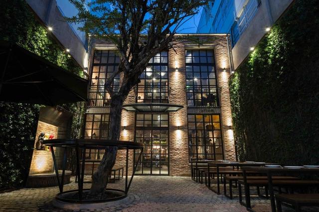 商業(yè)空間:越南西貢主題餐廳工業(yè)風(fēng)格設(shè)計(jì)