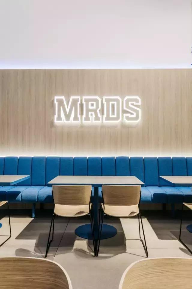 就喜歡這種天馬行空的藍，馬德里Movistar Riders辦公室設(shè)計