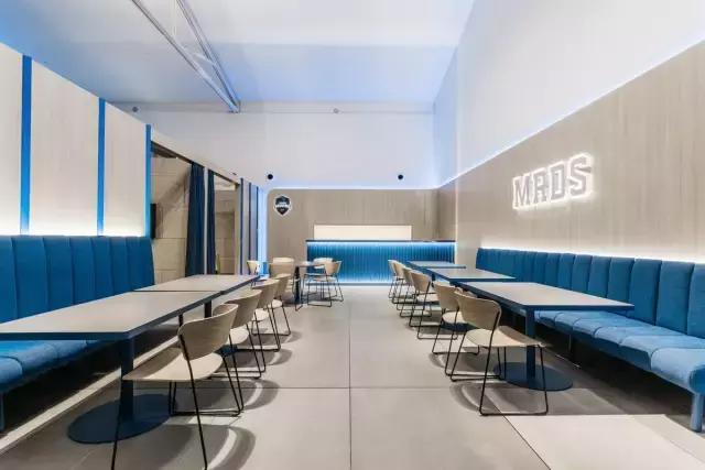 就喜歡這種天馬行空的藍，馬德里Movistar Riders辦公室設(shè)計