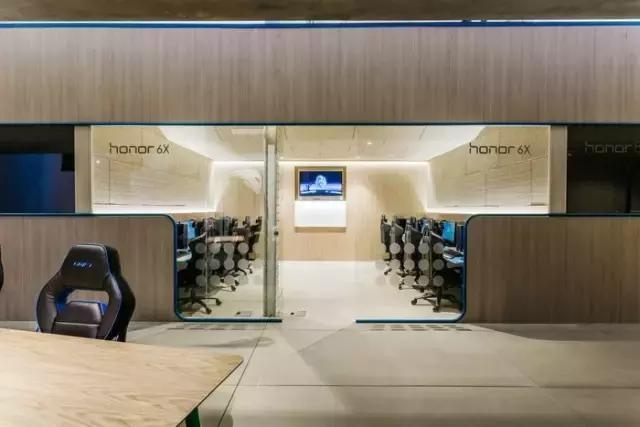 就喜歡這種天馬行空的藍，馬德里Movistar Riders辦公室設(shè)計